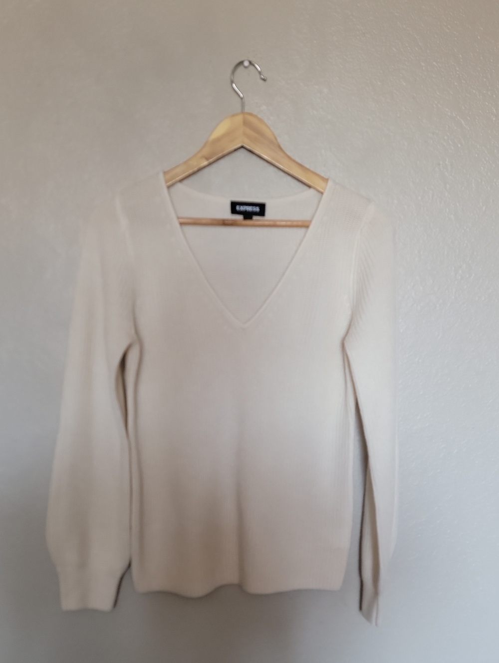 Express Women's Cream Lightweight V-Neck Sweater